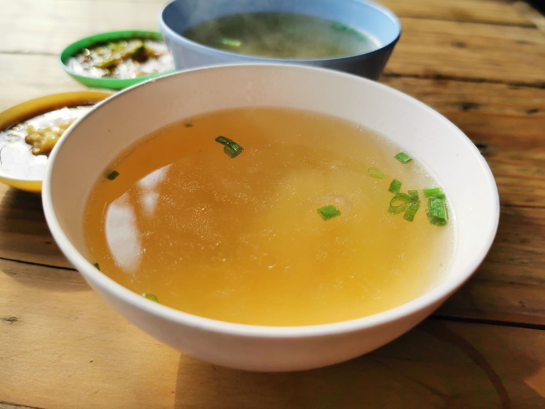 Prato fundo com caldo dourado e cebolinha