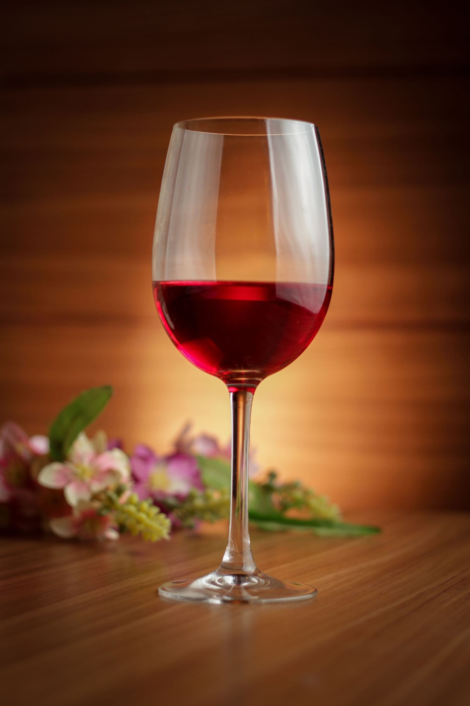 Taça de vinho tinto sobre mesa de madeira